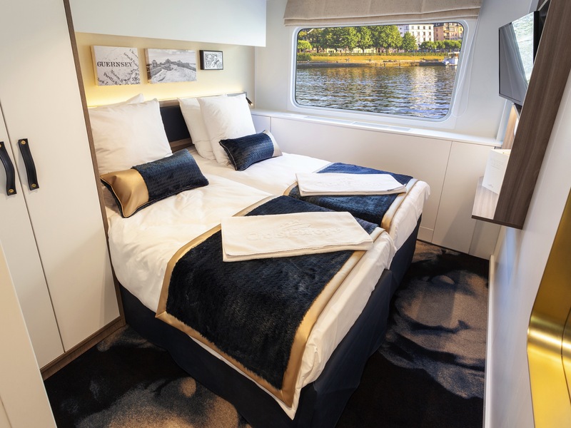 CAT. C - Main Deck 2 Adjustable Twin Beds